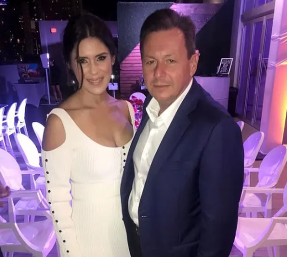 Magnata do mercado imobiliário de Miami, Sergio Pino posa com a mulher, Tatiana