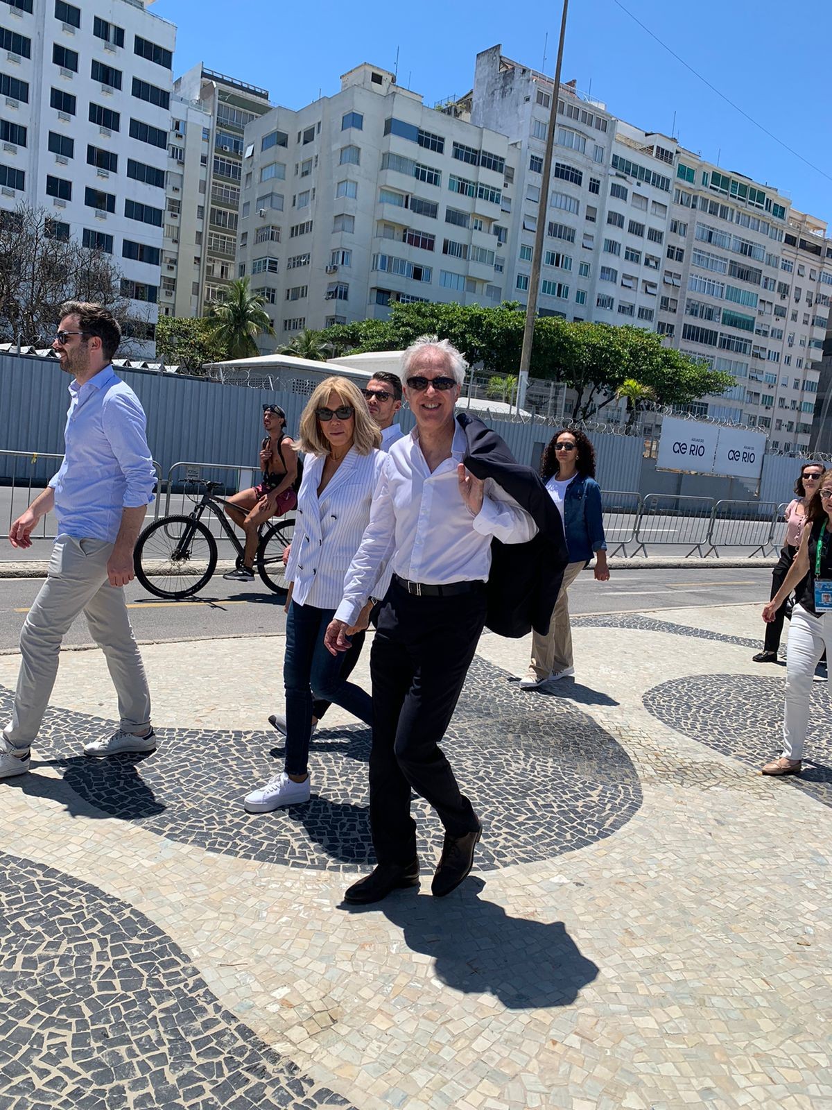 Enquanto Macron debate, primeira-dama da França passeia na Praia de Copacabana