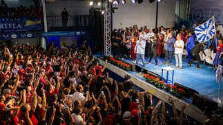 Lula discursa para apoiadores na quadra da Portela, neste domingo, último antes das eleições  — Foto: Hermes de Paula