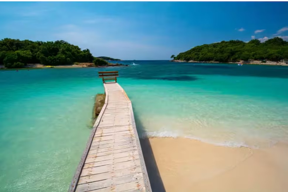 A Praia de Ksamil é conhecida como as "Maldivas da Europa", com suas cabanas de praia tradicionais e sua bela areia branca — Foto: Big 7 Joy