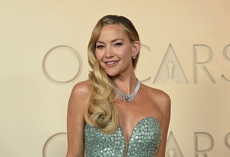Diamantes verdes raros de R$ 184,1 milhes chamam ateno em look de Kate  Hudson no Oscar