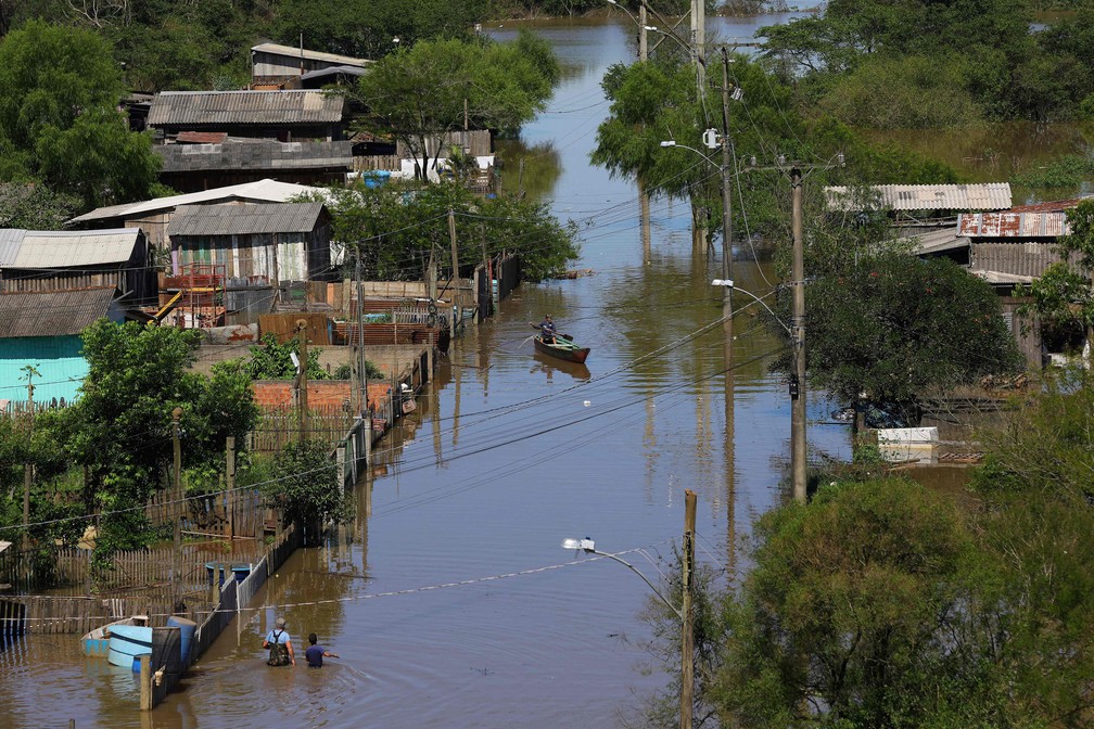Há pelo menos 7.527 pessoas desalojadas após temporais no Rio Grande do Sul — Foto: Silvio Avila/AFP
