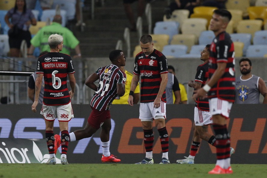 Jogadores do Flamengo cabisbaixos com o segundo gol do Fluminense