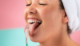 Você escova a língua? Veja os 4 riscos de infecção bacteriana se não tiver o hábito 