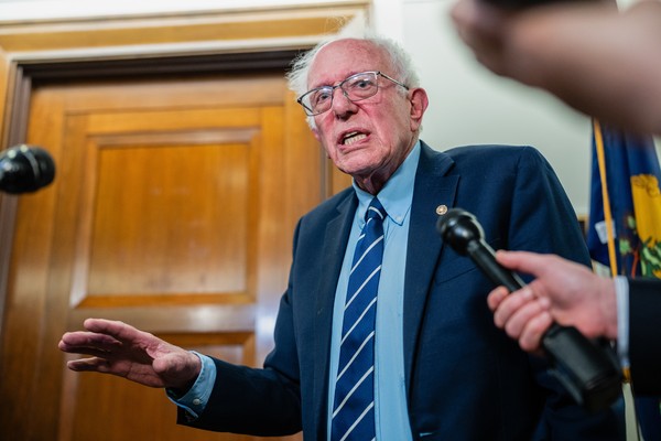 O senador Bernie Sanders, independente por Vermont, fala à imprensa após uma reunião com o CEO da OpenAI, Sam Altman, na quarta-feira — Foto: Bloomberg