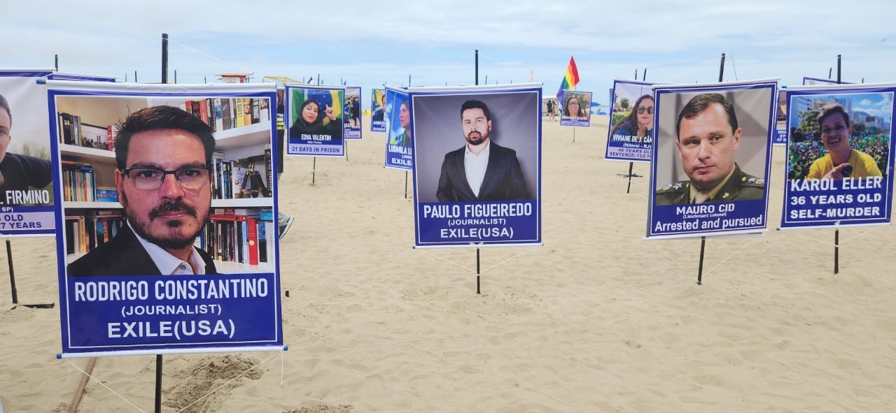 Manifestantes protestam contra condenações do 8 de janeiro com exibição de fotos de envolvidos nas areias de Copacabana