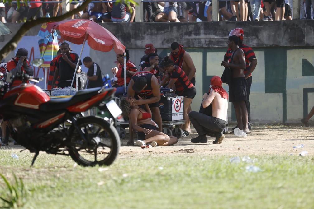 Torcedora desmaia na confusão — Foto: Alexandre Cassiano