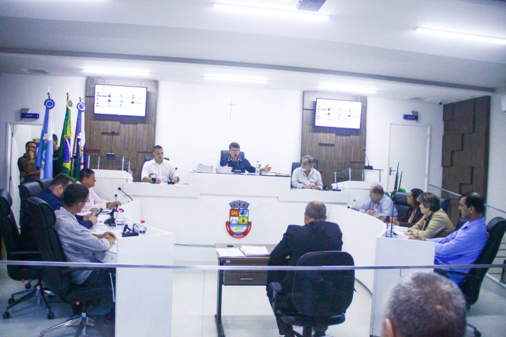 Plenário da Câmara de Itaocara durante sessão que cassou o mandato do prefeito Geyves Maia Vieira — Foto: Gerson Silva / divulgação