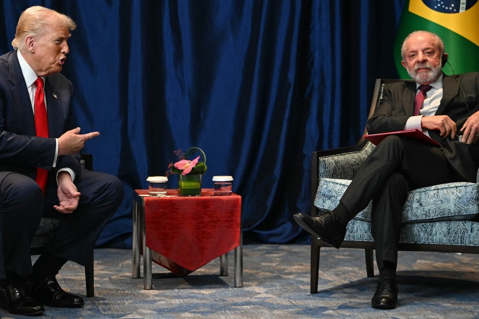 Trump e Lula se reúnem na Malásia — Foto: ANDREW CABALLERO-REYNOLDS / AFP