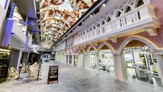 Destaque do navio MSC Grandiosa, a Galleria Grandiosa é um corredor coberto por 112 metros de um teto de LED onde são projetadas imagens variadas, de céu estrelado a pinturas da Capela Sistina — Foto: Divulgação / MSC Cruzeiros