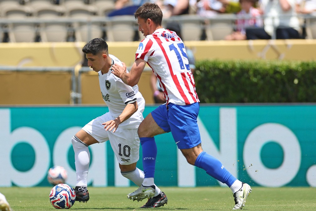Savarino tenta superar marcação de Lenglet — Foto: Vitor Silva/Botafogo