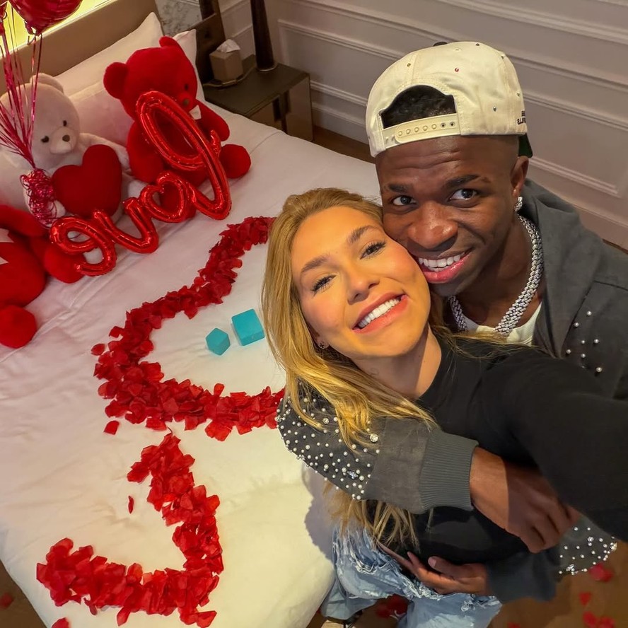 Vini Jr. e Virgínia assumem namoro com post romântico nas redes sociais