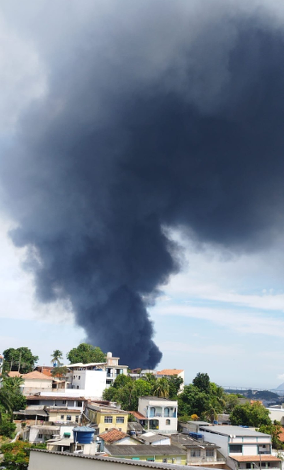 Nuvem de fumaça espessa se formou durante incêndio em fábrica de óleo na Ilha do Governador — Foto: Reprodução