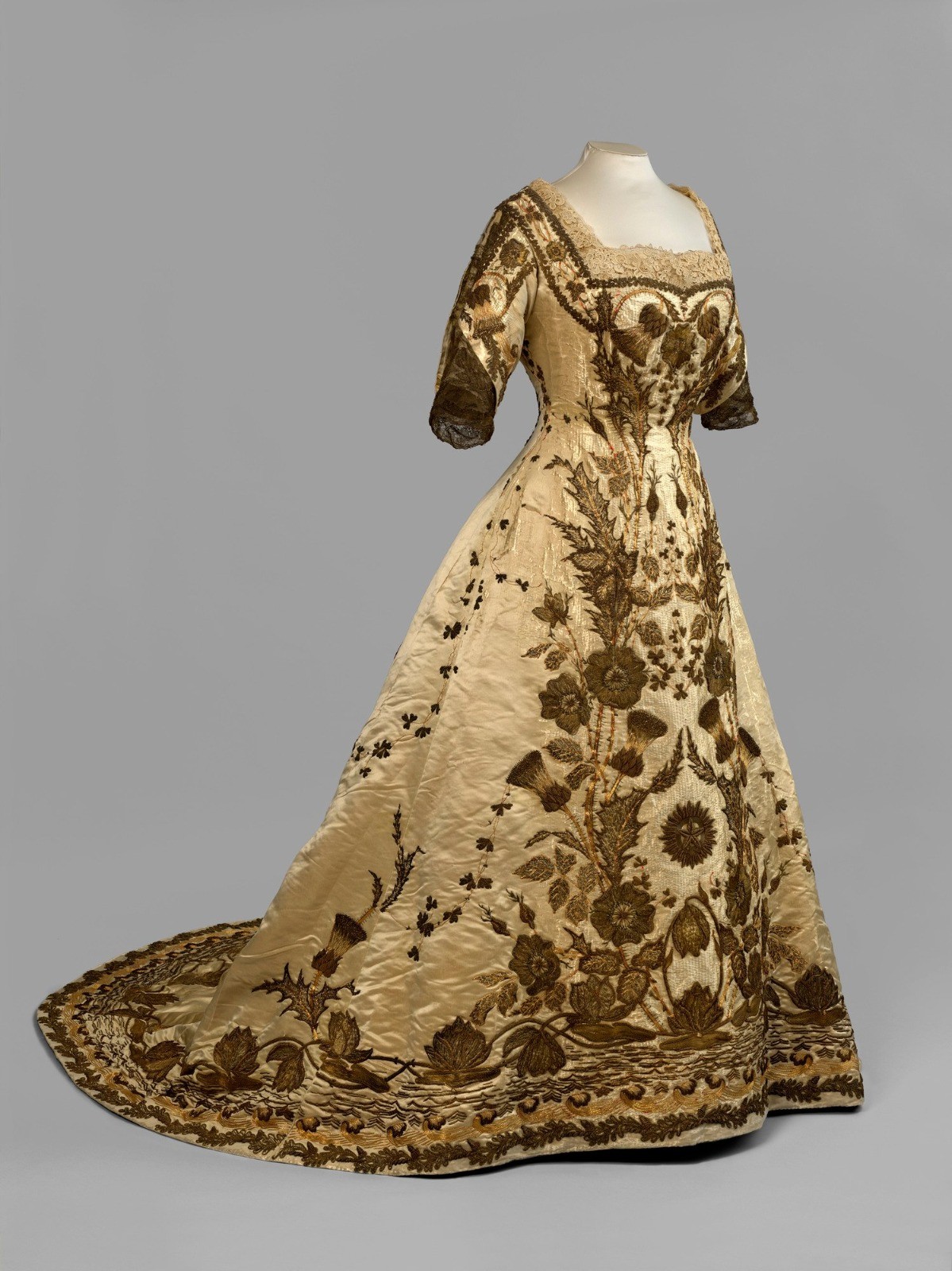 Vestido de coroação da Rainha Mary (1867-1953) adornado com ouro e prata em 1911 — Foto: Divulgação
