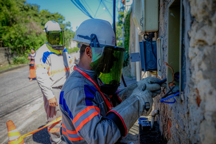 Equipe de operação e manutenção da Enel realiza inspeção para averiguar irregularidades em ligação elétrica residencial em Piratininga