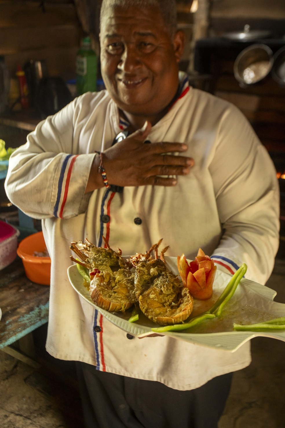 Chef Medina serve lagosta fresca no seu modesto restaurante à beira-mar em Playa Coson, na cidade de Las Terrenas, na Península de Samaná, República Dominicana — Foto: Tatiana Fernández/The New York Times