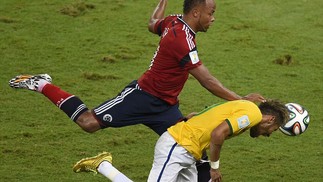Entrada por trás de Juan Camilo Zuñiga, da Colômbia, tirou Neymar da Copa do Mundo — Foto:  ODD ANDERSEN/AFP