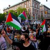 Manifestantes pró-palestinos, impedidos de entrar no campus, protestam do lado de fora da Universidade Columbia, em Nova York - Amir Hamja/The New York Times