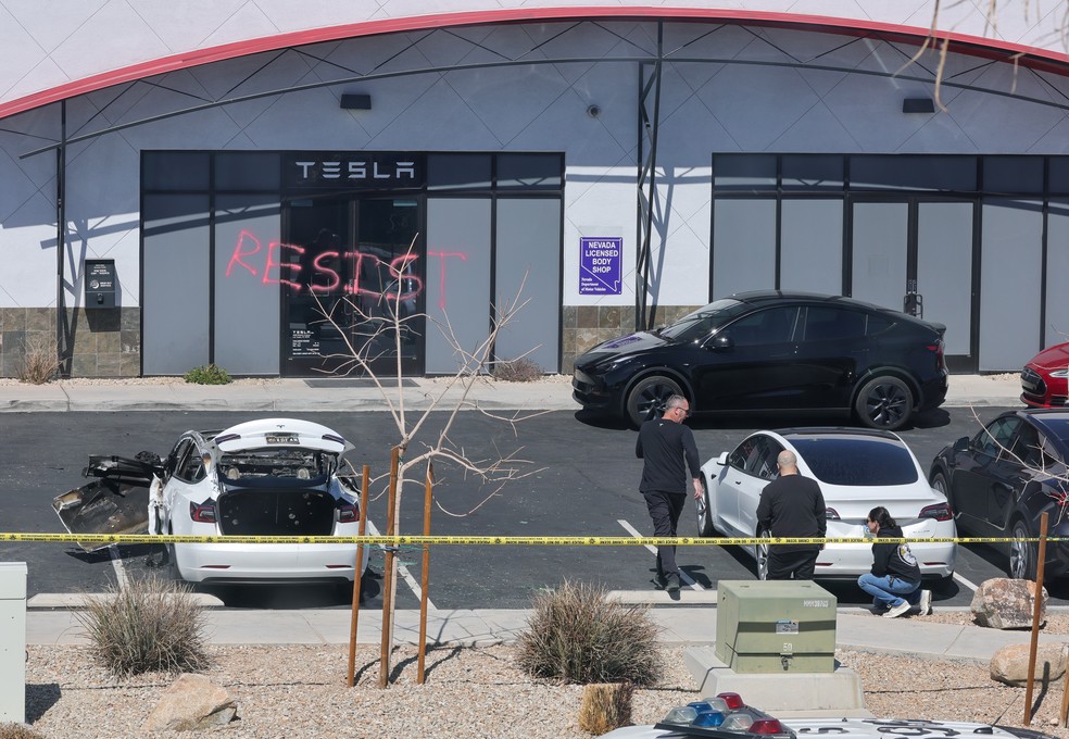 Investigadores em um centro da Tesla em Las Vegas, Nevada — Foto: Ethan Miller/Getty Images via Bloomberg