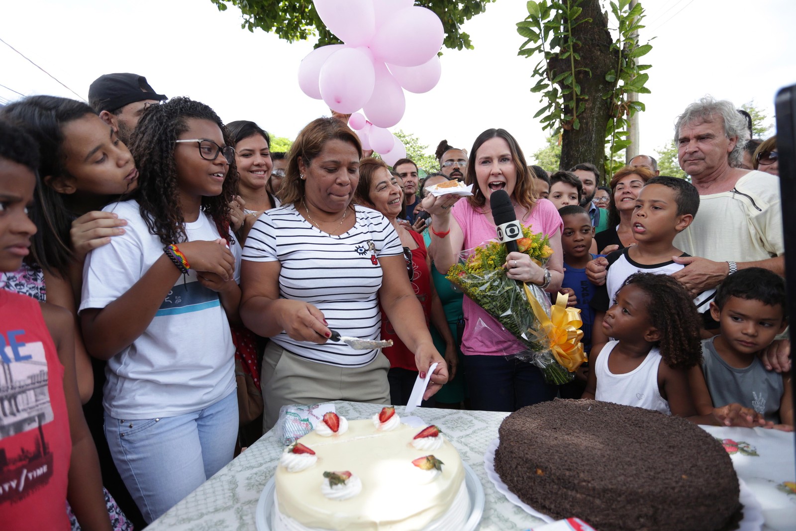 Em 2016, de volta ao RJTV após pausa para tratamento do câncer, Susana Naspolini é recebida com festa durante encontro com moradores em Campo Grande.  — Foto: Márcio Alves