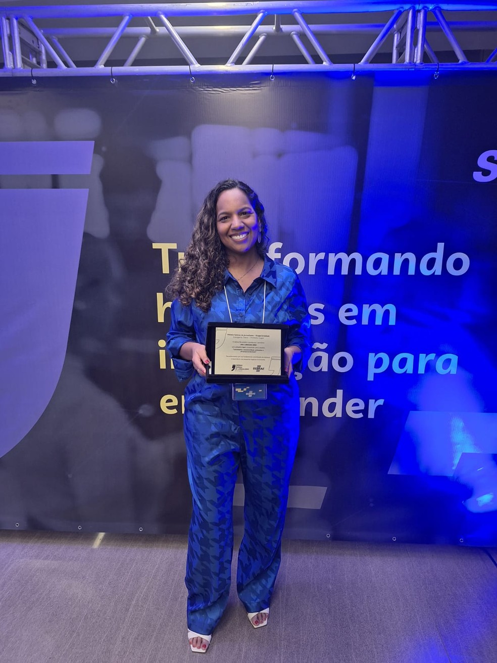 Repórter Ana Carolina Diniz recebe prêmio Sebrae — Foto: Divulgação