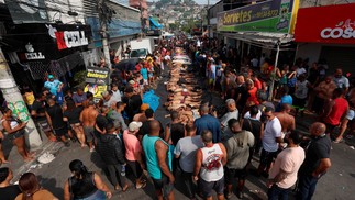 Alguns familiares fazendo reconhecimento de corpos — Foto: Gabriel de Paiva/Agência O Globo