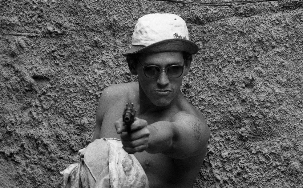 O bandido Boca Mole, "assessor de comunicação", aponta arma no Dona Marta — Foto: Jorge William/Agência O GLOBO