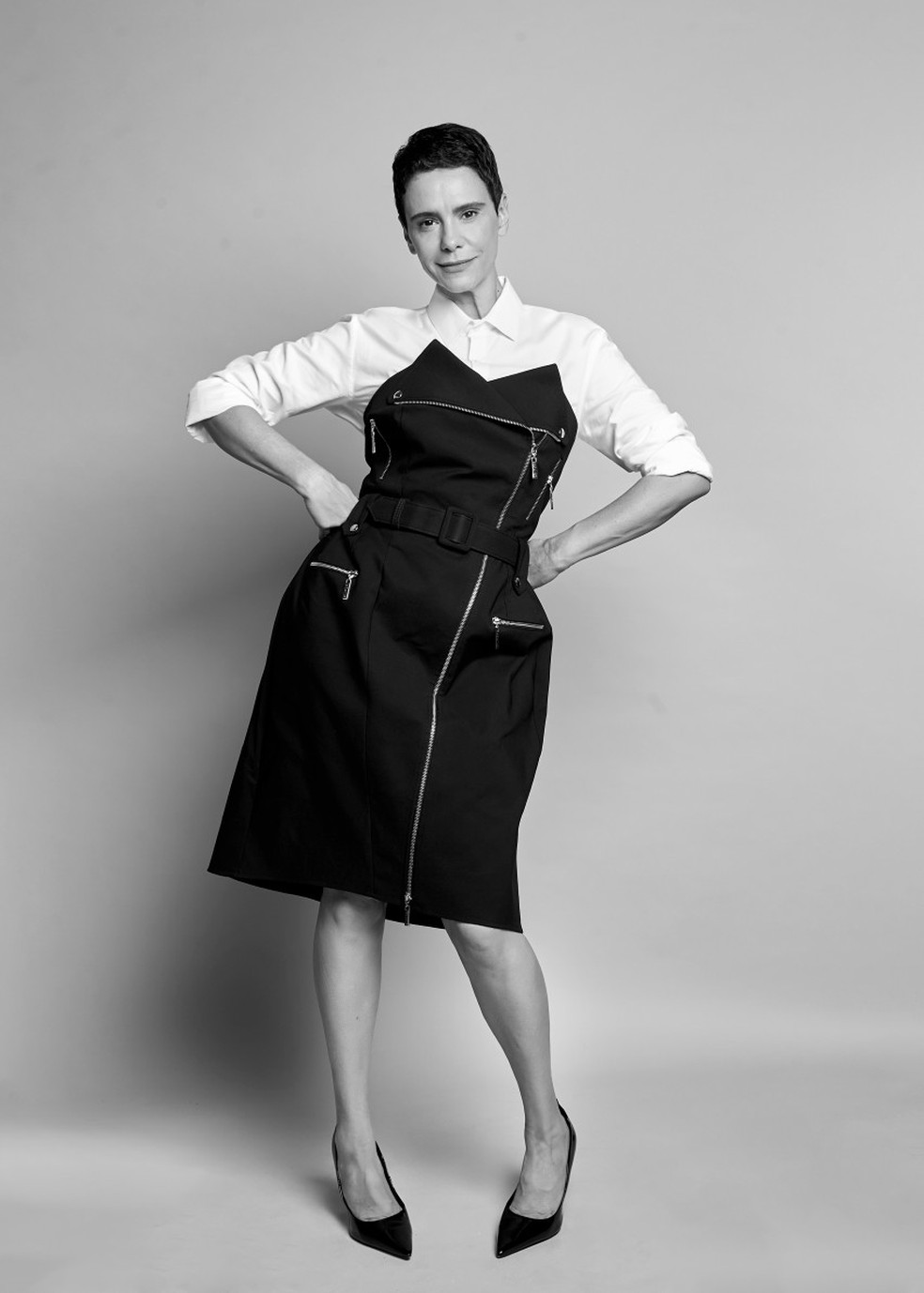 Malu usa vestido e camisa Z.Vitor e sapatos Arezzo — Foto: Chico Cerchiaro