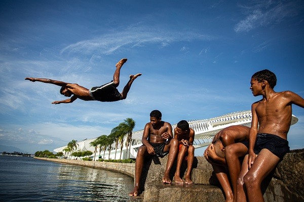 Crianças tomam banho na Baia de Guanabara perto do Museu do Amanhã, na Praça Mauá — Foto: Hermes de Paula
