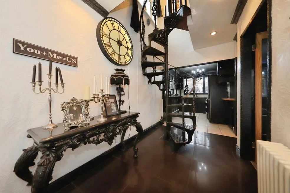 A casa está repleta de cores e ornamentos góticos — Foto: Divulgação