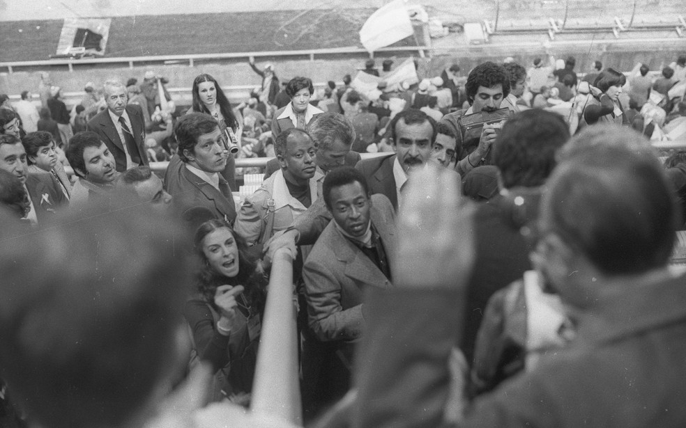 Pelé chega na arquibancada do estádio de Rosário para o jog das quartas entre Brasil e Argentina. — Foto: Agência O GLOBO