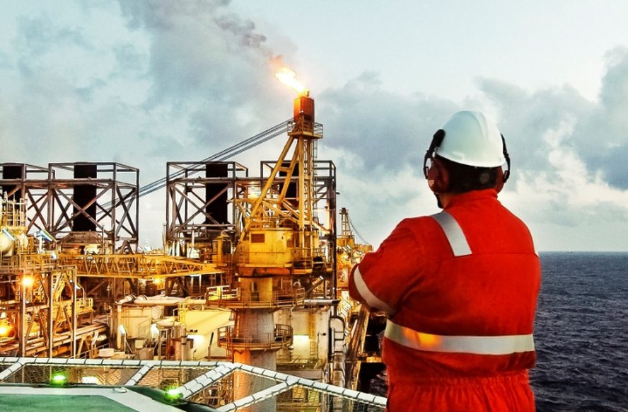 Petroleiro em plataforma: preço de referência do petróleo deve mudar