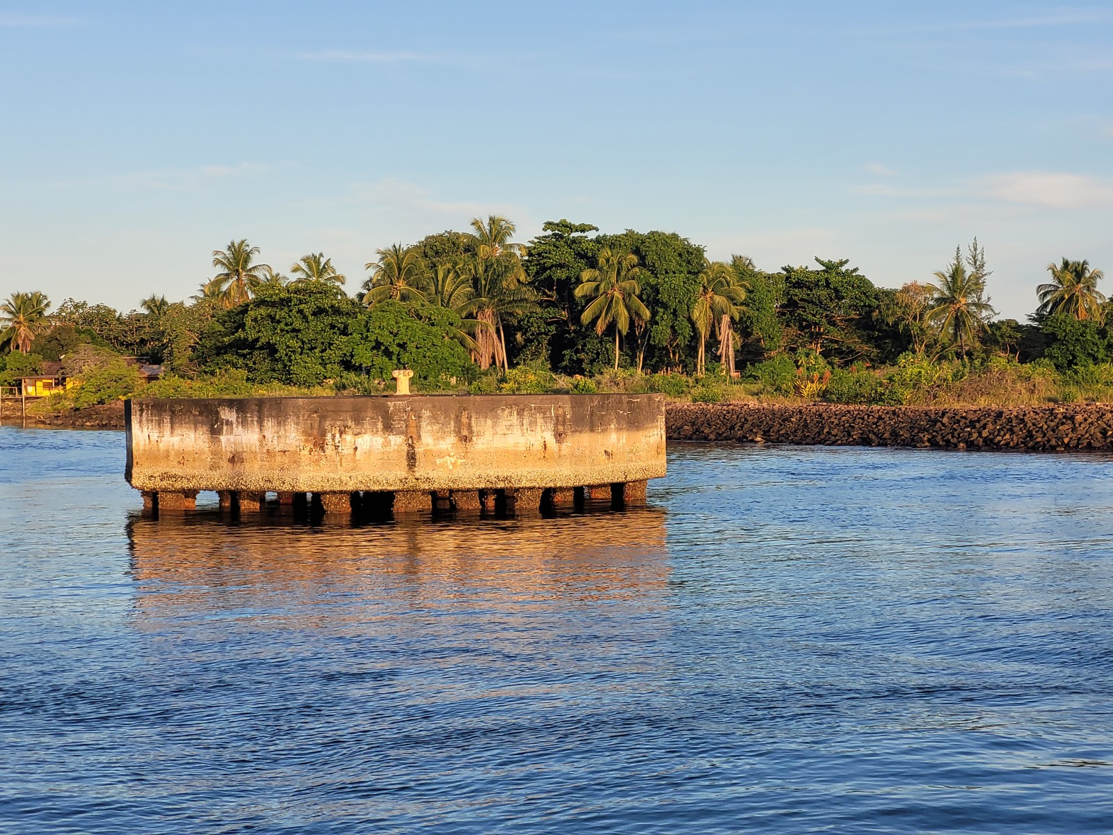 Resquícios das obras inacabadas do porto da Ilha do Campinho, que seria o maior do sul da Bahia