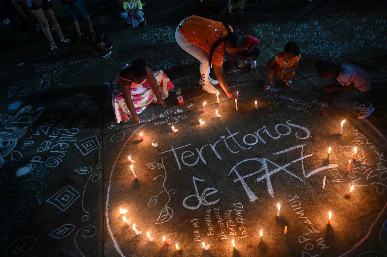Pessoas acendem velas para comemorar o andamento do processo de paz local durante a noite das velas, em Buenaventura, Colômbia — Foto: JOAQUIN SARMIENTO/AFP