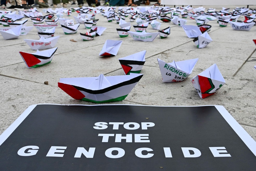 Barcos de papel com as cores da bandeira palestina em protesto em Veneza — Foto: Stefano Rellandini /AFP
