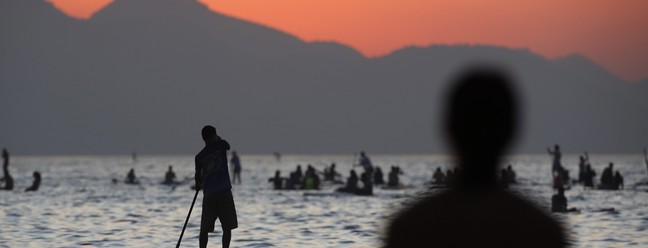 Com viralização de fotos e vídeos nas redes sociais, prática de stand up paddle antes do amanhecer explode no Posto 6, em Copacabana — Foto: Custodio Coimbra / Agência O Globo