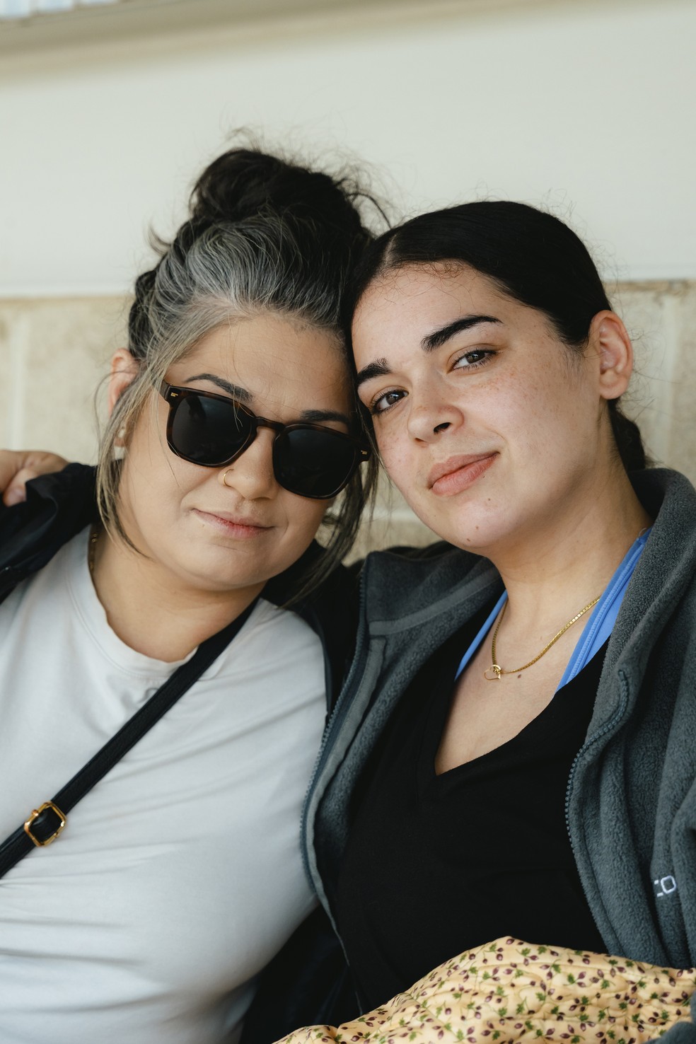 Hailey Chavarria (à dir.) e sua irmã Celeste Helms aguardam notícias de cinco familiares desaparecidos após enchente atingir acampamento no rio Guadalupe, no Texas, durante feriado — Foto: Jordan Vonderhaar/The New York Times