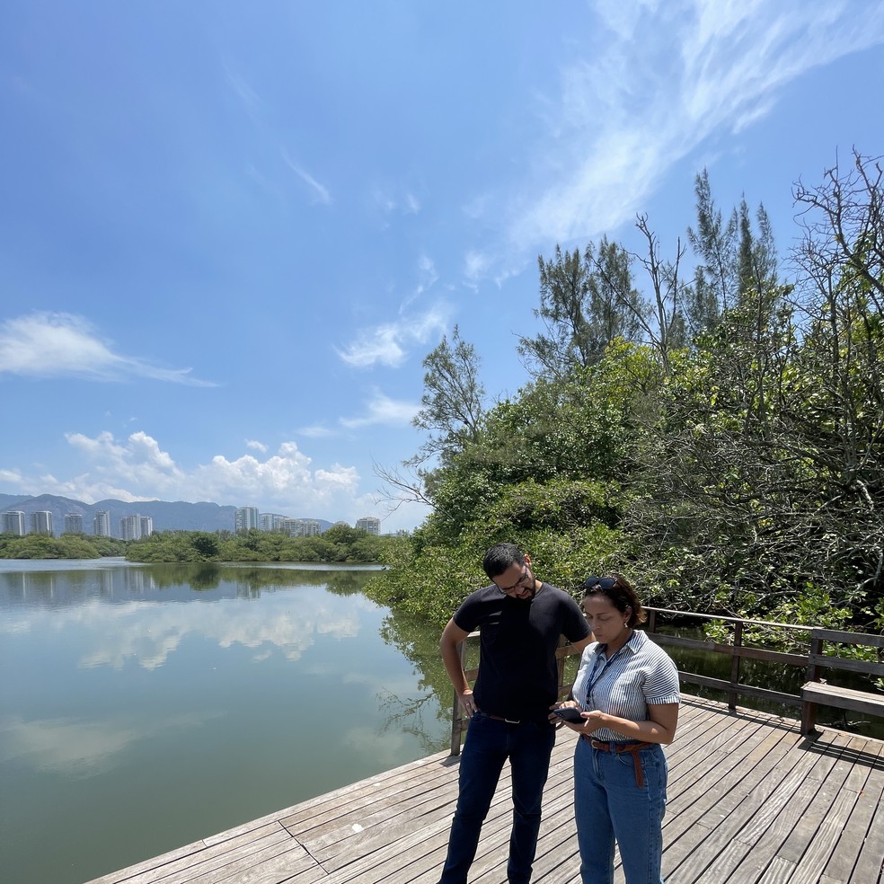 Vistoria. O vereador Pedro Duarte e Livia Bonates, sua assessora, no deque do Nelson Mandela durante visita ao parque — Foto: Divulgação