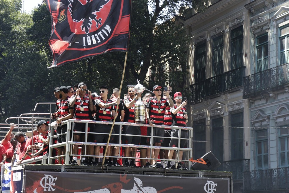 Torcedores do Flamengo comemoram tetracampeonato da Libertadores no Centro do Rio — Foto: Domingos Peixoto