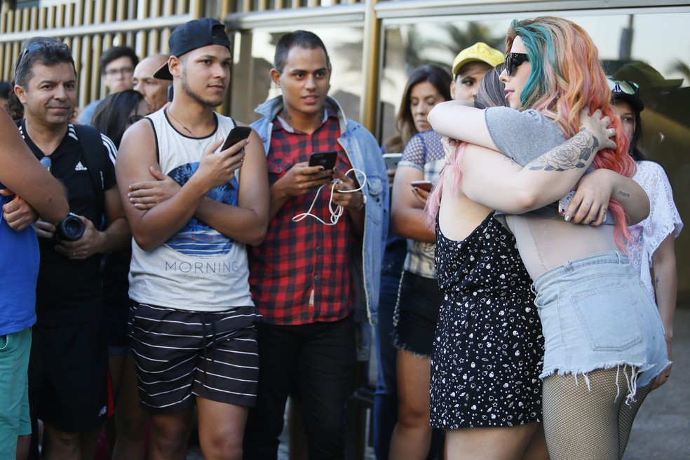 Fãs de Lady Gaga se consolando após anúncio do cancelamento de show, em 2017 — Foto: Roberto Moreyra / Agência O Globo / 14-09-2017