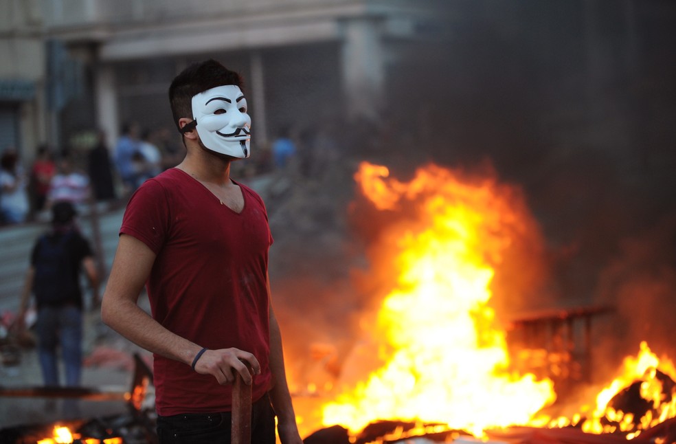 Manifestante usando máscara de Guy Fawkes, estilizada no filme "V de Vingança", durante protesto no Parque Gezi, em Istambul, em maio de 2013 — Foto: BULENT KILIC / AFP
