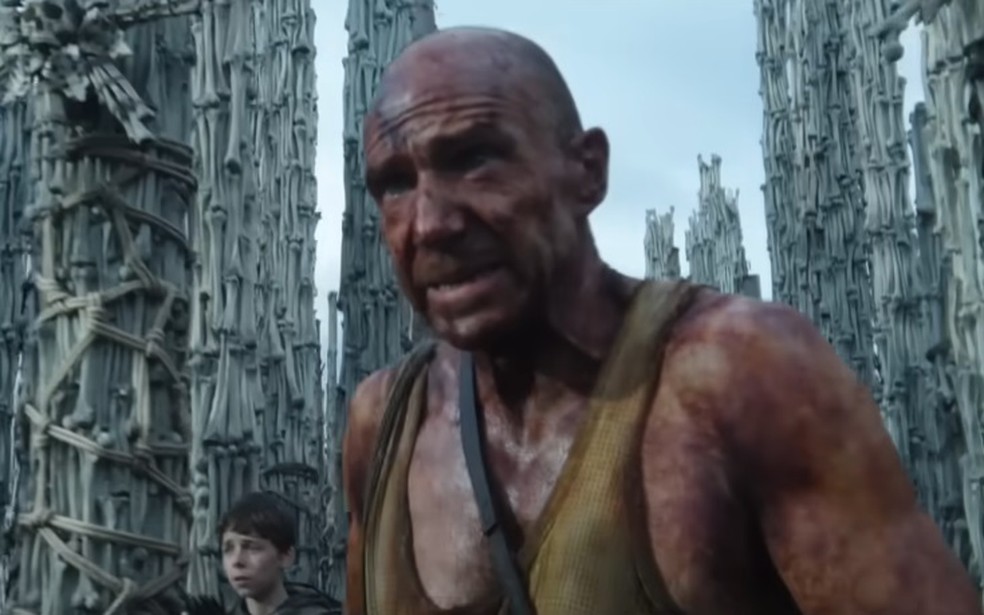 Ralph Fiennes em cena de "Extermínio: A evolução" — Foto: Reprodução