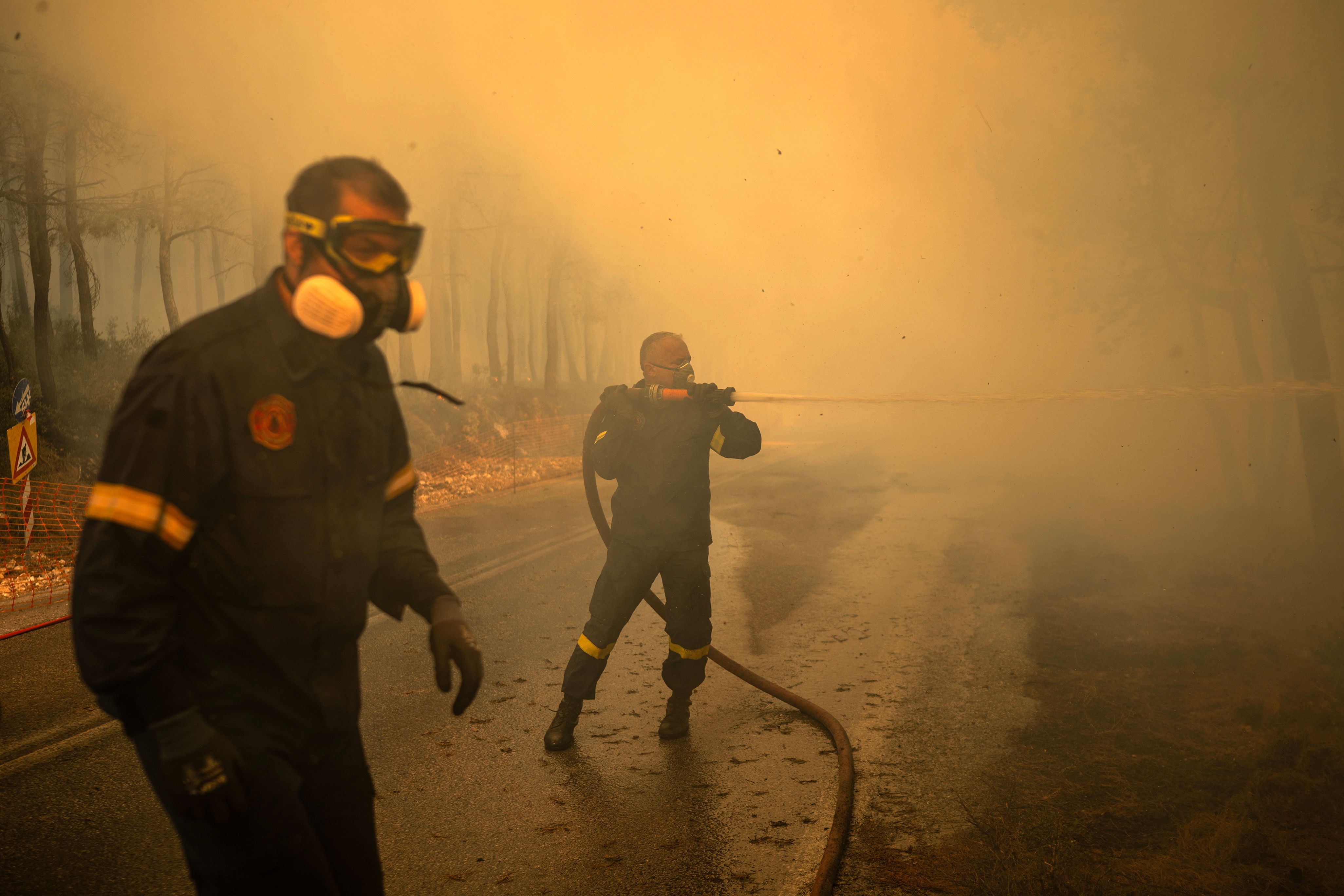 Número de mortos pelos incêndios na Grécia aumenta à medida que as chamas se alastram - QTU Questões do Universo