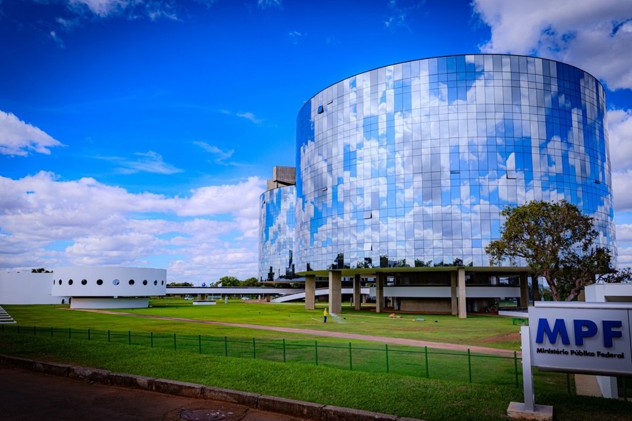 Regras mais rígidas para limitar supersalários poderiam gerar economia ...