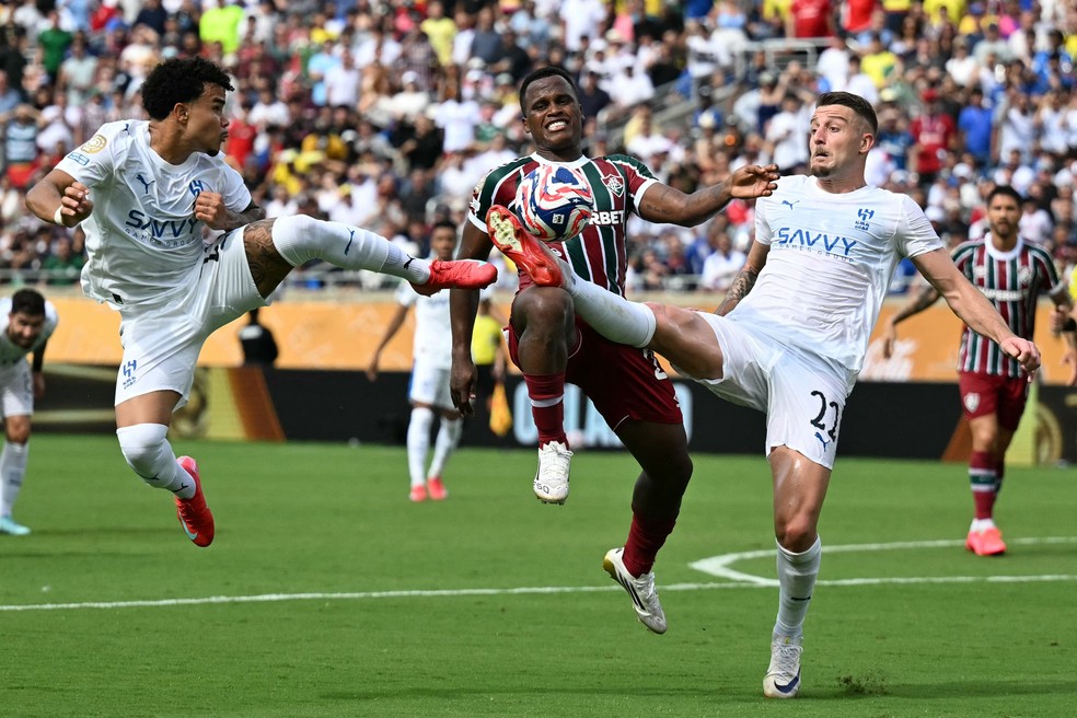 Thiago Silva e Jhon Arias em ação — Foto: Chandan Khanna / AFP