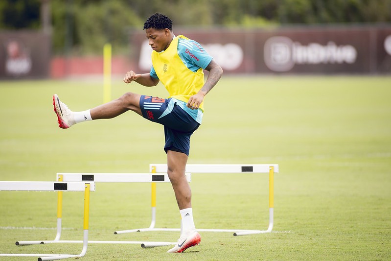 Mulher em concentração, atrasos e refúgio na fisioterapia: Plata coleciona indisciplinas e assusta o Flamengo