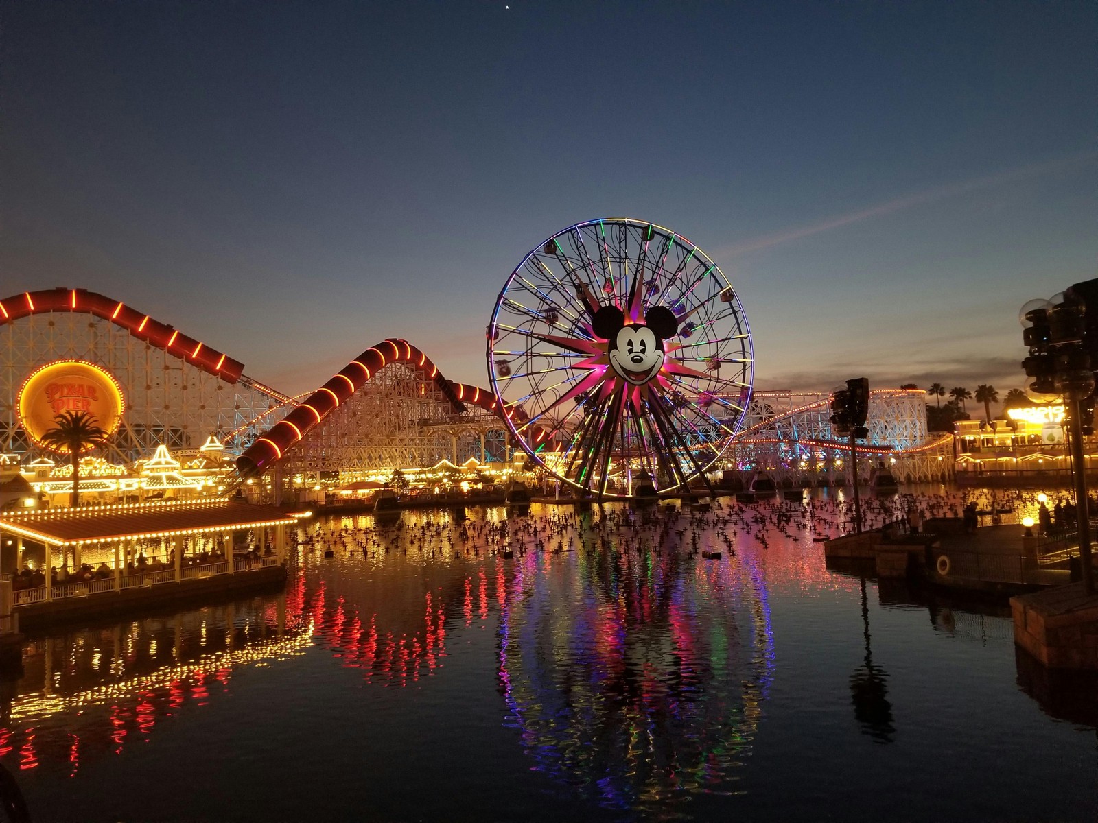 Disneyland Park (Anaheim, California) – A world-first Disney that combines nostalgia and innovation. 17.33 million people. — Photo: Pexels