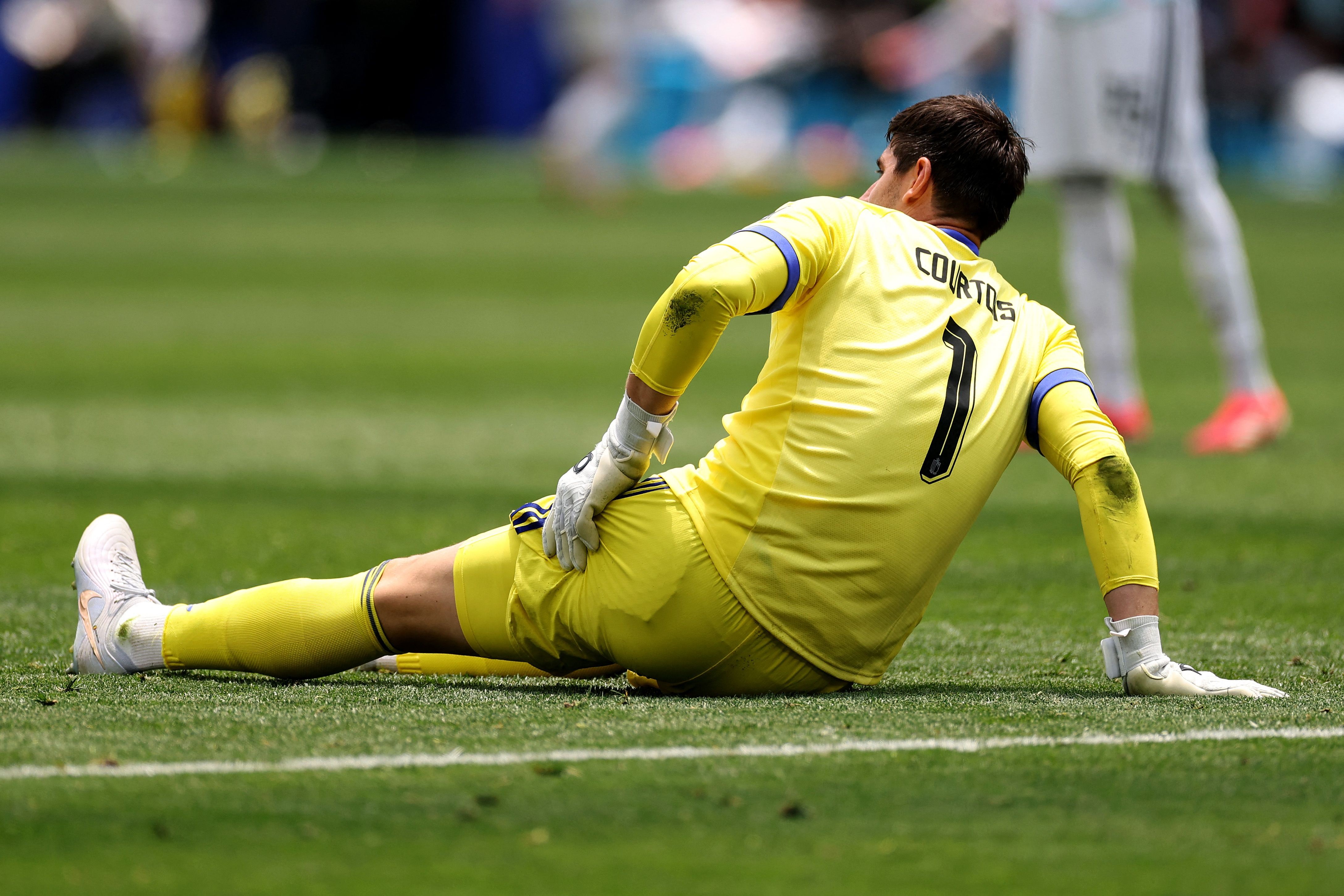 Courtois é substituído por lesão na coxa durante Bélgica x Espanha na Copa do Mundo