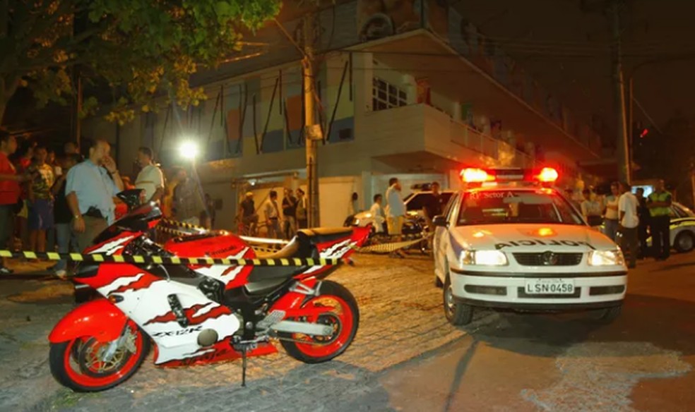 A motocicleta de Maninho no local onde ele foi morto, na Freguesia — Foto: Fernando Quevedo/Agência O GLOBO