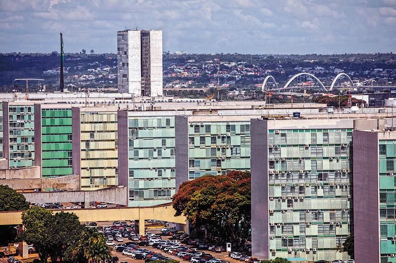 Limite de crescimento de gastos com pessoal pressiona governo e vira foco de tensão entre Poderes